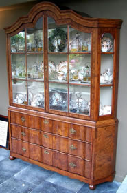 Antieke meubelen| antieke orgelgebogen vitrine