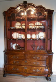 Antieke meubelen| antiek wortelnoten vitrine kast